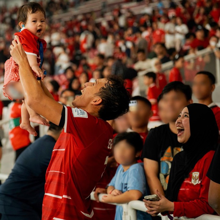 <p>Melalui unggahan di Instagram, Adiba membagikan momen saat merayakan kemenangan Timnas. Ia juga mem-<em>posting</em> foto spesial saat sang suami meluapkan kebahagiaan dengan menggendong sang putri usai pertandingan. (Foto: Instagram @adiba.knza)</p>