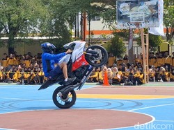 Aksi Toprak Disambut Ribuan Siswa SMAN 3 Mataram Sebelum MotoGP Mandalika