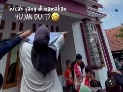 Viral Tradisi Saweran Brebes, Keluarga Panjat Atap Rumah Tebar Hujan Duit