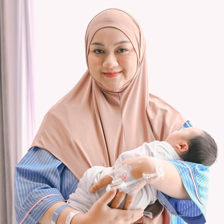 <p>Allysa juga mengunggah momen saat dirinya mendekap dan menggendong Si Kecil yang terbungkus selimut mungil dengan penuh kasih sayang.(Foto @fatihandhika)</p>