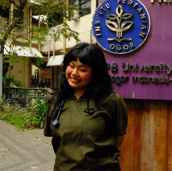 <p>Baru-baru ini, Amel membagikan potret kesehariannya yang menjalani perkulilahan di IPB. Dalam satu potret, Amel tampek berpose di logo jurusannya sambil mengenakan seragam berwarna hijau army. (Foto: Instagram @ameenggs/ @andhiiikapratama)</p>
