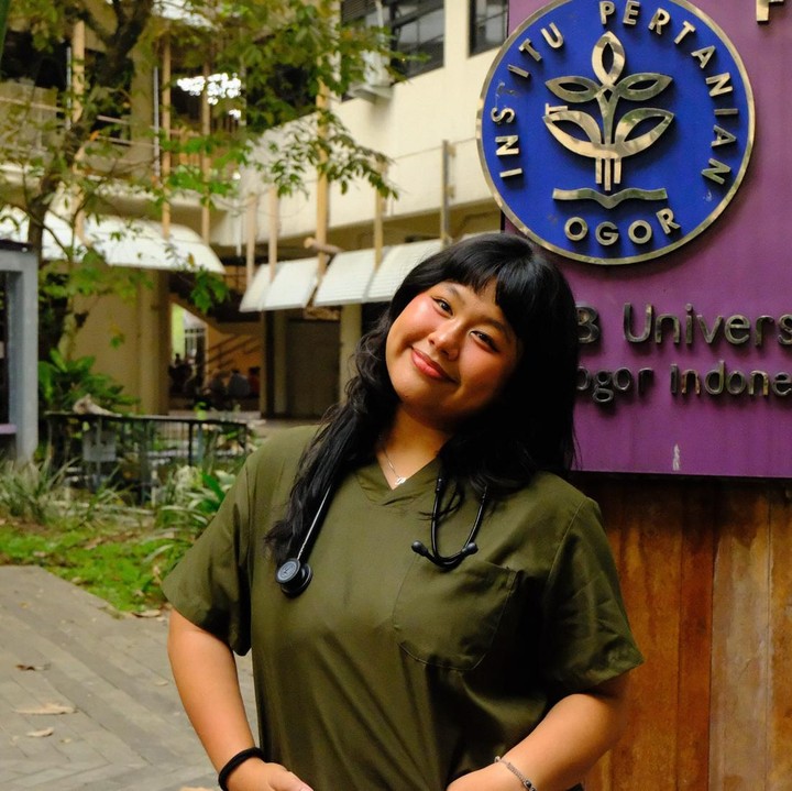 <p>Pada tahun 2023, Amel diterima masuk ke perguruan tinggi. Sudah beberapa tahun ini, Amel menempuh pendidikan di Institut Pertanian Bogor (IPB) dan menjalani masa perkuliahan sebagai mahasiswa di jurusan Kedokteran Hewan. (Foto: Instagram @ameenggs/ @andhiiikapratama)</p>