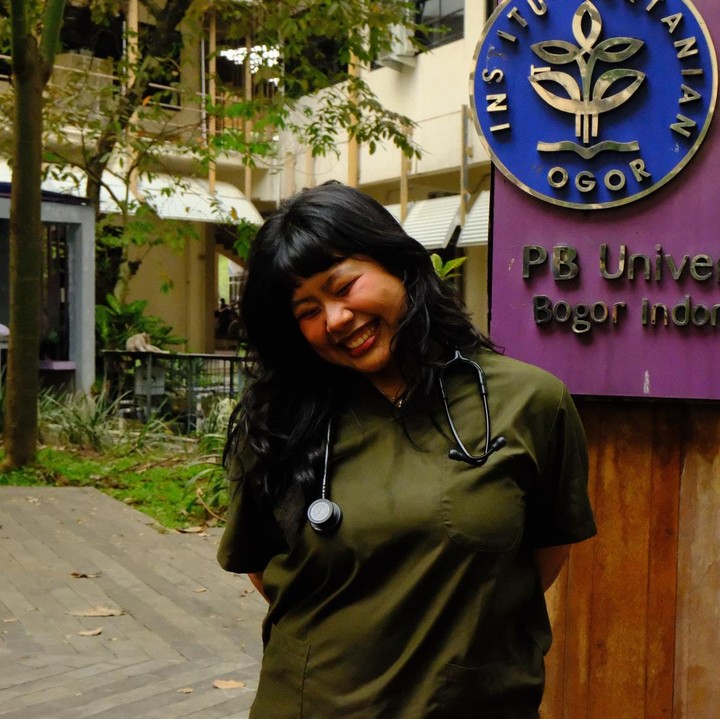 <p>Di luar urusan pendidikan, Amel termasuk cukup aktif di media sosial. Perempuan 21 tahun ini memiliki akun Instagram dengan pengikut mencapai 100 ribu, Bunda. Dalam akun media sosialnya ini, Amel tak hanya membagikan aktivitas perkuliahannya, tapi juga foto <em>selfie</em> dan kebersamaan dengan keluarga. (Foto: Instagram @ameenggs)</p>