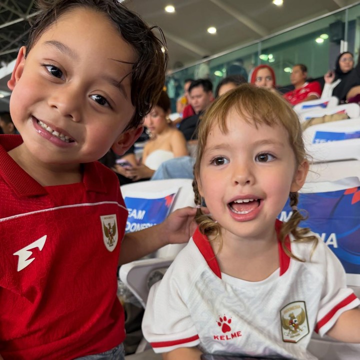 <p>Timnas Indonesia berhasil keluar sebagai juara Final FIFA ASEAN Cup 2026, setelah berhasil mengalahkan Thailand dalam drama adu pinalti, Senin 5 Oktober 2026, di Stadion Utama Gelora Bung Karno (SUGBK), Jakarta. Di pertandingan ini, sejumlah artis Tanah Air turut hadir bersama anaknya untuk memberikan dukungan, Bunda. (Foto: Instagram @levianbillar)</p>
