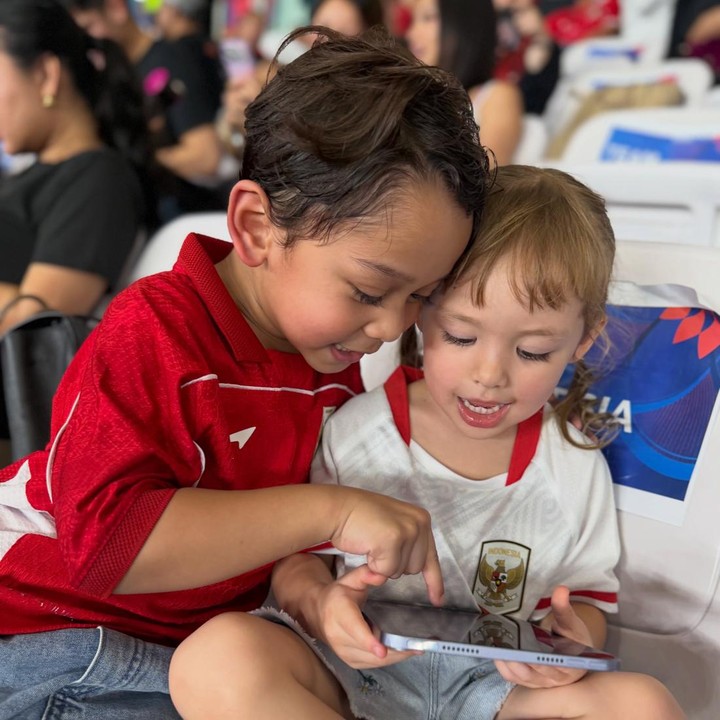 <p>Selama pertandingan, Levian dan Kamari sempat menghabiskan waktu bersama. Keduanya kompak mengenakan jersey Timnas. Momen tersebut dibagikan di akun Instagram Levian, Bunda. "Abang seneng banget hari ini Indonesia menang terus abang ketemu sama kamari @kamariskywasink," demikian isi caption. (Foto: Instagram @levianbillar)</p>