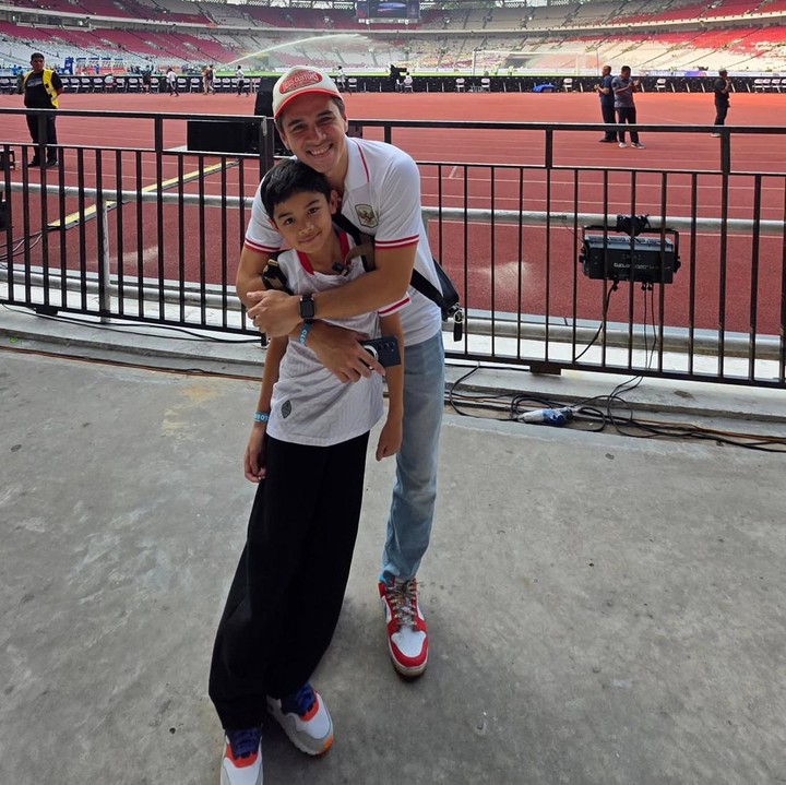 <p>Aktor Rionaldo Stokhorst juga terlihat di bangku penonton, Bunda. Pria 44 tahun ini datang ke SUGBK bersama anak ketiganya yang bernama Raqilla Shagufta Stockhorst. Ayah dan anak ini kompak mengenakan <em>jersey</em> Timnas berwarna putih. (Foto: Instagram @rio.stokhorst)</p>