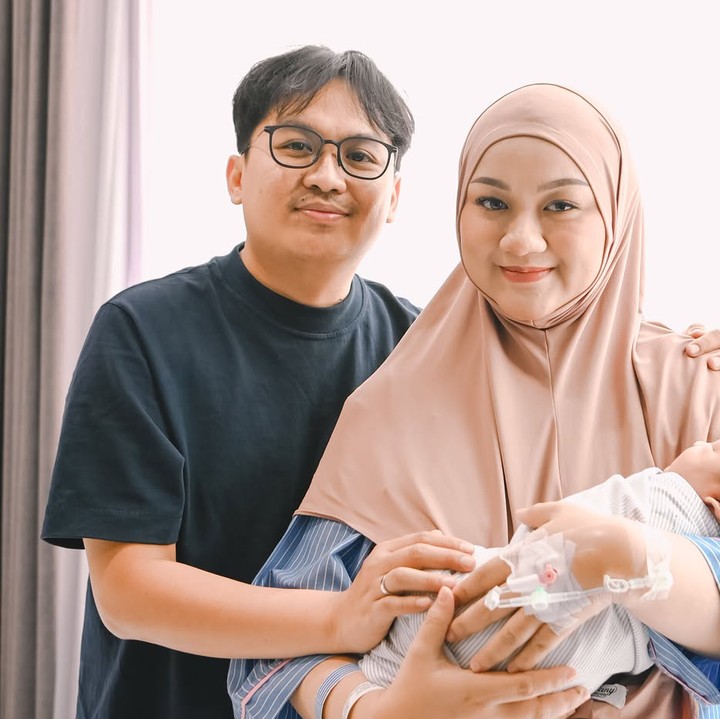 <p>Ate mengucapkan terimakasih kepada sang istri telah melahirkan anak pertama mereka dengan selamat. Ia juga membocorkan jenis kelamin anak pertamanya laki-laki dan diberinama Arka Arvaziel Fatih. (Foto @fatihandhika)</p>