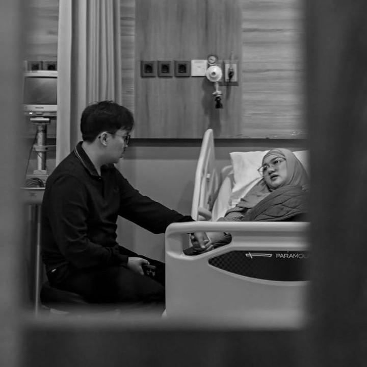 <p>Ate setia menemani sang istri di kamar perawatan rumah sakit sejak sebelum proses persalinan berlangsung. Kesetiaannya mendampingi Allysa memberikan kekuatan dan kenyamanan tersendiri selama masa-masa perjuangan kelahiran Si Kecil.(Foto @fatihandhika)</p>