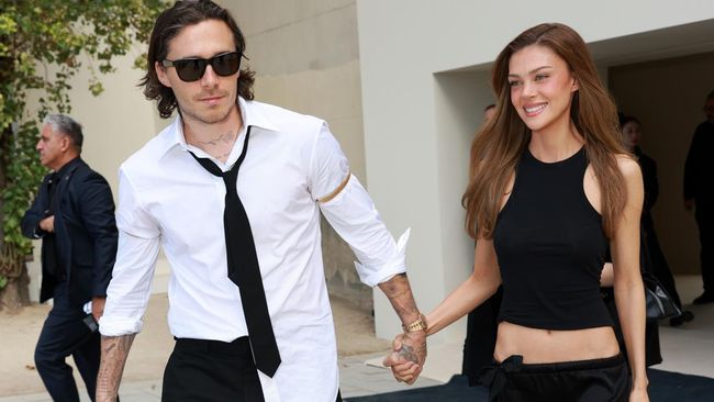 Potret Nicola Peltz Beckham hingga Milly Alcock Hadiri Show Balenciaga