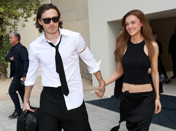 Brooklyn Peltz Beckham&nbsp;dan Nicola Peltz Beckham tampilkan gaya ala couple 90-an dengan outfit hitam dan putih. Brooklyn dengan kemeja dan dasi yang berantakan, sedangkan Nicola mengenakan halter neck tank top dan pencil skirt senada/ Foto: Courtesy of Balenciaga/Getty Images for Balenciaga/Arnold Jerocki