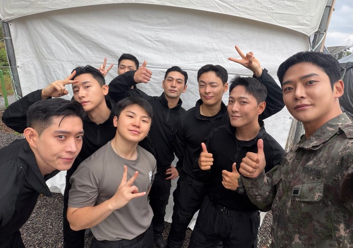 Dalam potret yang diunggah terlihat Woozi SEVENTEEN, I.M Monsta X, Kang Daniel, Baekho, Rowoon, Kim Young Dae, hingga Song Geon Hee yang tampil dengan rambut cepak dan outfit militer./ Foto: instagram.com/_dong_ii