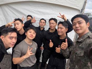 Dalam potret yang diunggah terlihat Woozi SEVENTEEN, I.M Monsta X, Kang Daniel, Baekho, Rowoon, Kim Young Dae, hingga Song Geon Hee yang tampil dengan rambut cepak dan outfit militer./ Foto: instagram.com/_dong_ii