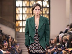 Putri John Travolta Ella Bleu Perdana Jadi Model di Paris Fashion Week