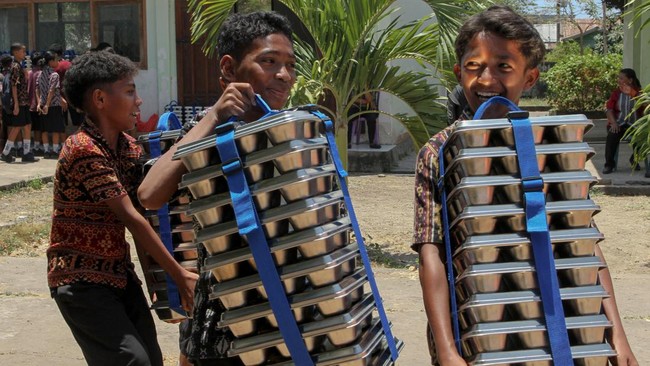 Sejumlah siswa membawa ompreng berisi Makanan Bergizi Gratis (MBG) di sekolah darurat SMP Negeri 1 Maumere, Kabupaten Sikka, Nusa Tenggara Timur, Kamis (24/9/2026). Sebanyak 617 siswa menerima MBG untuk memenuhi kebutuhan pangan dan mendukung aktivit