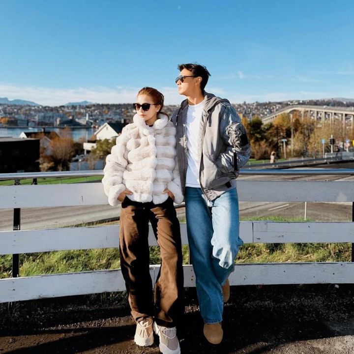 <p>Melihat aurora borealis secara langsung menjadi impian banyak orang. Felicya Angelista dan Hito Caesar pun baru-baru ini mendapat kesempatan menikmati fenomena alam tersebut bersama, Bunda. (Foto: Instagram @felicyangelista)</p>