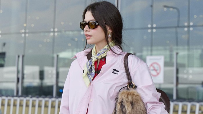 Get The Look: Airport Style yang Chic dari Becky Armstrong