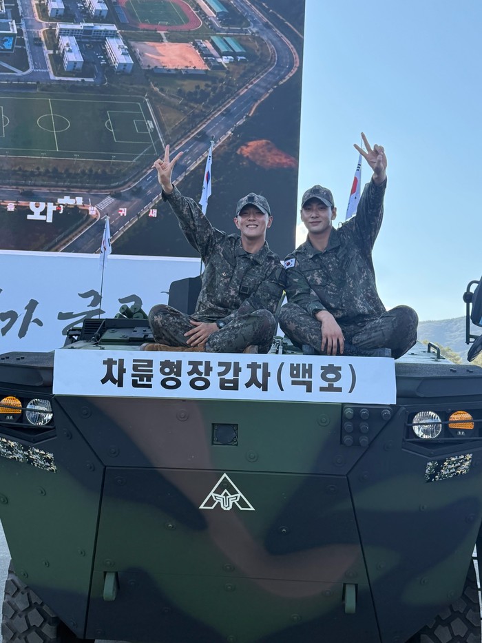 h menampilkan beberapa lagu populer seperti &lsquo;Energetic&rsquo; milik Wanna One hingga &lsquo;Bad&rsquo; milik ATEEZ, DK iKON mengunggah potret dengan rekan-rekan artis di Instagram pribadinya, Beauties./ Foto: instagram.com/_dong_ii