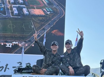 h menampilkan beberapa lagu populer seperti &lsquo;Energetic&rsquo; milik Wanna One hingga &lsquo;Bad&rsquo; milik ATEEZ, DK iKON mengunggah potret dengan rekan-rekan artis di Instagram pribadinya, Beauties./ Foto: instagram.com/_dong_ii
