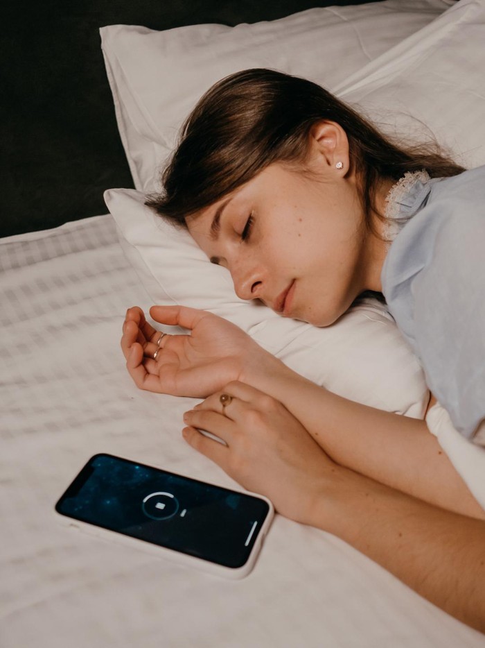 Ilustrasi tidur dekat HP