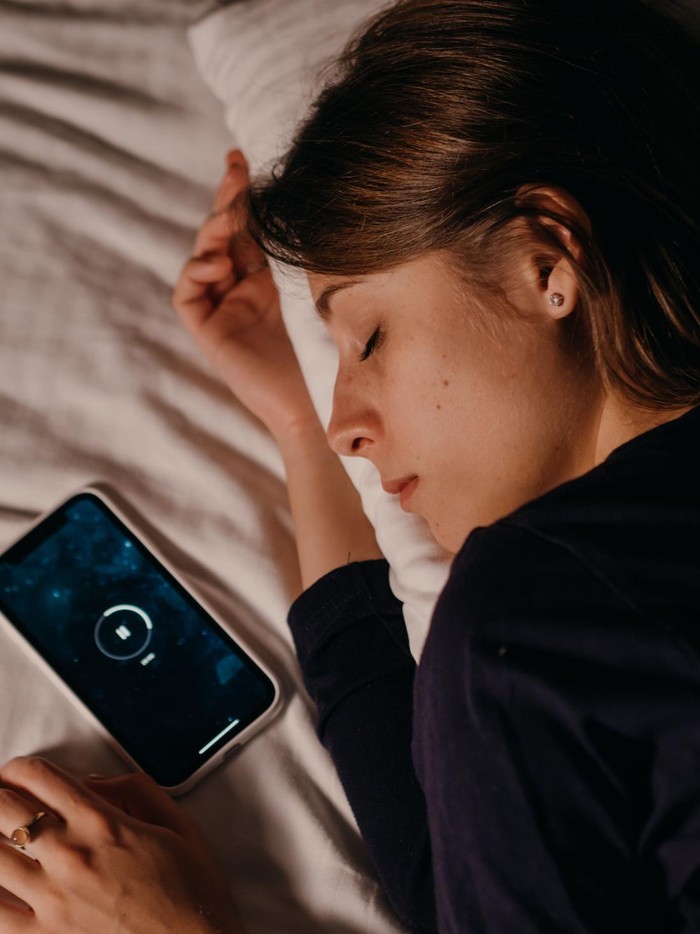 Ilustrasi tidur dekat HP