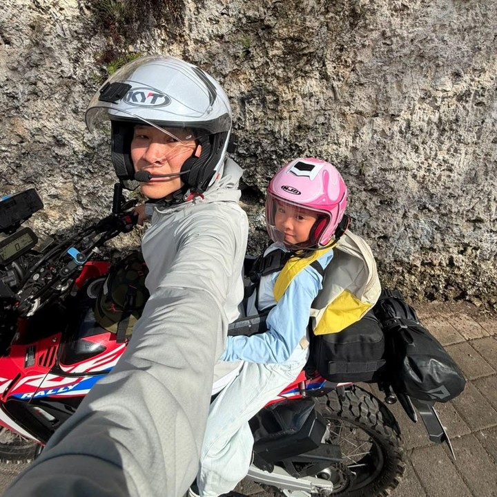<p>Baru-baru ini, Cici Panda mem-<em>posting</em> foto sang putri yang tengah 'motoran' bareng ayahnya di Bali. Perlu diketahui, Cici Panda dan keluarga sudah cukup menetap di Bali. "Saat ini, ngebolangnya masih di dalam Bali aja sih.. karena ijin motoran keluar Bali belum keluar," tulis sang presenter. (Foto: Instagram @pandasuper)</p>