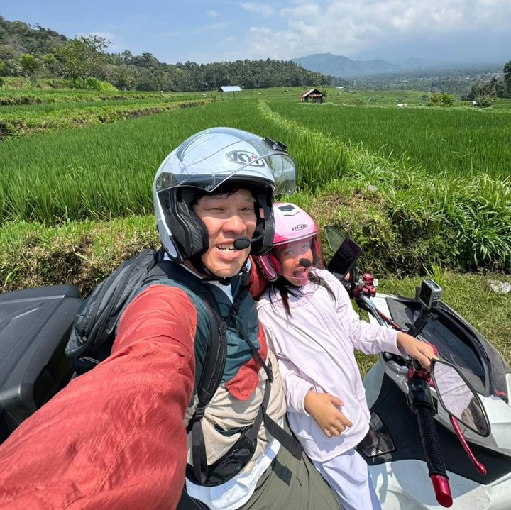 <p>Sebagai seorang Bunda, Cici Panda mengaku senang karena putrinya Kamala bisa<em> quality time</em> bareng sang ayah dengan 'motoran' bareng. Meski begitu, ia juga sedikit khawatir bila sang suami dan putri mereka 'motoran' dengan jarak yang jauh. "Ngeliat ini rasanya perpaduan bahagia, karena mereka <em>quality time</em>.. tapi disatu sisi, ada rasa khawatir karena jarak tempuh yang dipilih mayan jauh," kata Cici Panda. (Foto: Instagram @pandasuper)</p>