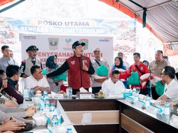 Gus Ipul Salurkan Bantuan Rp 328 Juta untuk Korban Banjir Solok