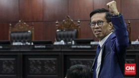 Ketua Relawan Militan Gibran 08 Nusantara Andi Azwan (tiga dari kiri) mengangkat kedua tangannya seusai MK tidak menerima gugatan Denny Indrayana dkk terkait ijazah Gibran Rakabuming Raka, Selasa (6/10/2026). (CNN Indonesia/Febria Adha L)