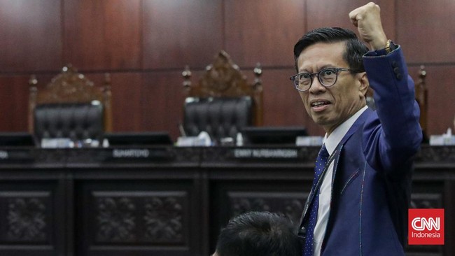 Ketua Relawan Militan Gibran 08 Nusantara Andi Azwan (tiga dari kiri) mengangkat kedua tangannya seusai MK tidak menerima gugatan Denny Indrayana dkk terkait ijazah Gibran Rakabuming Raka, Selasa (6/10/2026). (CNN Indonesia/Febria Adha L)