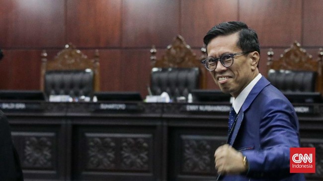 Ketua Relawan Militan Gibran 08 Nusantara Andi Azwan (tiga dari kiri) mengangkat kedua tangannya seusai MK tidak menerima gugatan Denny Indrayana dkk terkait ijazah Gibran Rakabuming Raka, Selasa (6/10/2026). (CNN Indonesia/Febria Adha L)