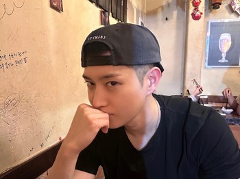 Tidak sedikit fans yang menyampaikan kerinduan kepada sang aktor dan berharap untuk segera melihat aktingnya di layar kaca lagi dengan gaya rambut undercut tersebut./ Foto: instagram.com/youngdae0302