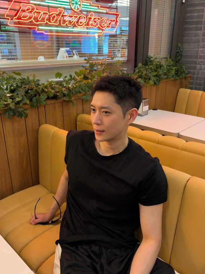 Salah satu yang berhasil menarik perhatian fans yakni gaya rambut undercut Kim Young Dae. Banyak fans menilai gaya rambut tersebut sangat cocok untuknya./ Foto: instagram.com/youngdae0302