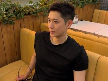 Salah satu yang berhasil menarik perhatian fans yakni gaya rambut undercut Kim Young Dae. Banyak fans menilai gaya rambut tersebut sangat cocok untuknya./ Foto: instagram.com/youngdae0302