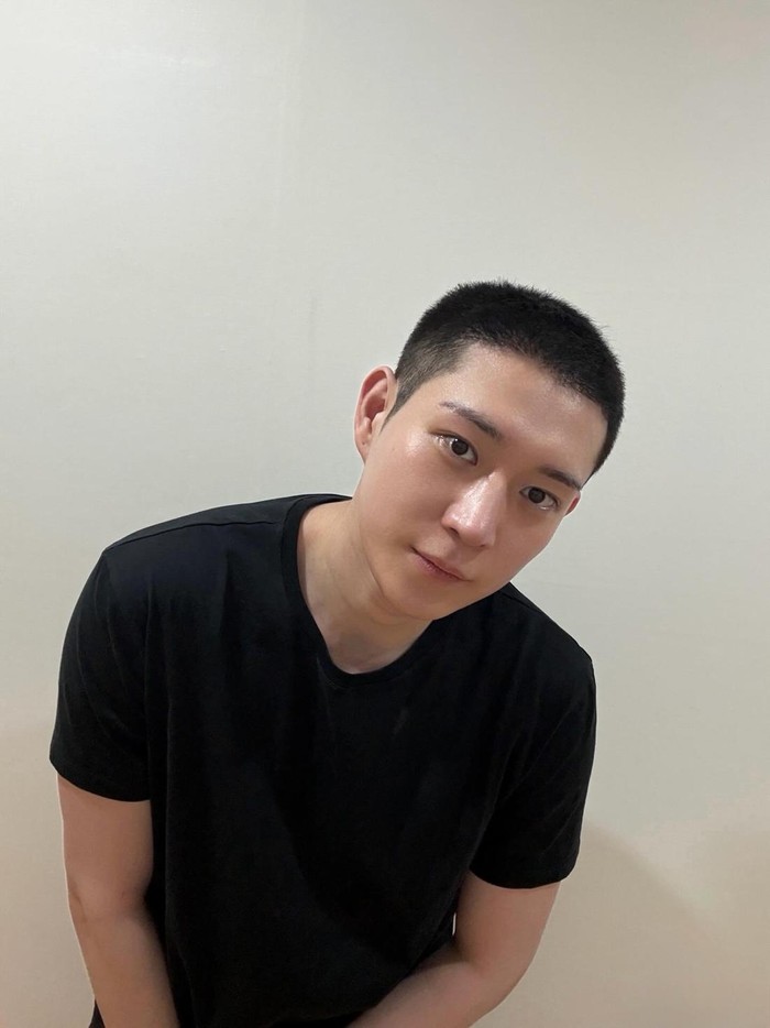 Aktor Korea Kim Young Dae resmi menjalani wajib militer sejak April 2026 lalu sebagai tentara aktif dan bergabung di Korps musik Divisi Infanteri ke-12./ Foto: instagram.com/youngdae0302