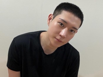 Aktor Korea Kim Young Dae resmi menjalani wajib militer sejak April 2026 lalu sebagai tentara aktif dan bergabung di Korps musik Divisi Infanteri ke-12./ Foto: instagram.com/youngdae0302