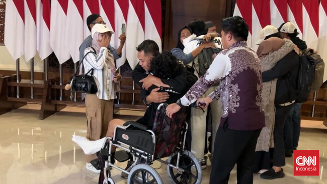 Empat WNI Kru Kapal MT Honour yang menjadi korban bajak laut Somalia akhirnya selamat sampai Tanah Air, melalui Terminal VIP Bandara Internasional Soekarno-Hatta, pada Selasa (6/10) malam.