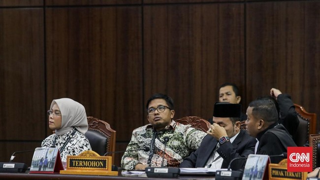 KPU sebagai termohon dalam sidang putusan perkara Perselisihan Hasil Pemilihan Umum (PHPU) Presiden dan Wakil Presiden Tahun 2024 terkait keabsahan syarat pendidikan Wakil Presiden Gibran Rakabuming Raka di Gedung MK, Jakarta, Selasa (6/10/2026). (CN