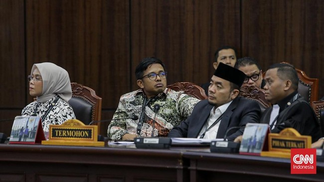 KPU sebagai termohon dalam sidang putusan perkara Perselisihan Hasil Pemilihan Umum (PHPU) Presiden dan Wakil Presiden Tahun 2024 terkait keabsahan syarat pendidikan Wakil Presiden Gibran Rakabuming Raka di Gedung MK, Jakarta, Selasa (6/10/2026).