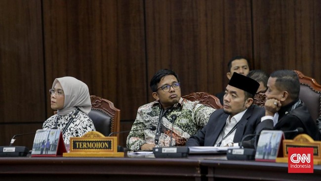 KPU sebagai termohon dalam sidang putusan perkara Perselisihan Hasil Pemilihan Umum (PHPU) Presiden dan Wakil Presiden Tahun 2024 terkait keabsahan syarat pendidikan Wakil Presiden Gibran Rakabuming Raka di Gedung MK, Jakarta, Selasa (6/10/2026). (CN