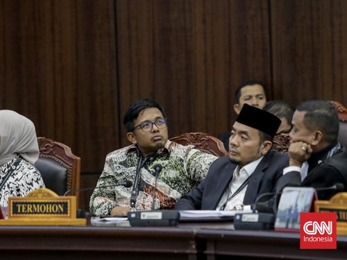 KPU sebagai termohon dalam sidang putusan perkara Perselisihan Hasil Pemilihan Umum (PHPU) Presiden dan Wakil Presiden Tahun 2024 terkait keabsahan syarat pendidikan Wakil Presiden Gibran Rakabuming Raka di Gedung MK, Jakarta, Selasa (6/10/2026). (CN
