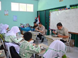 Momen Menko PMK Sugiono Santap MBG Bareng Siswa SDN di Cibinong