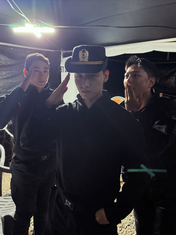 Mereka tampak sangat menikmati momen kebersamaan saat meramaikan Ground Forces Festival 2026. Penggemar pun dibuat terkejut sekaligus gembira melihat interaksi para idol dan aktor di tengah wajib militer./ Foto: instagram.com/_dong_ii
