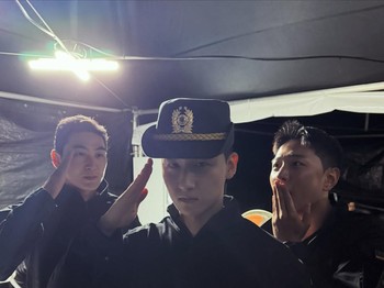 Mereka tampak sangat menikmati momen kebersamaan saat meramaikan Ground Forces Festival 2026. Penggemar pun dibuat terkejut sekaligus gembira melihat interaksi para idol dan aktor di tengah wajib militer./ Foto: instagram.com/_dong_ii