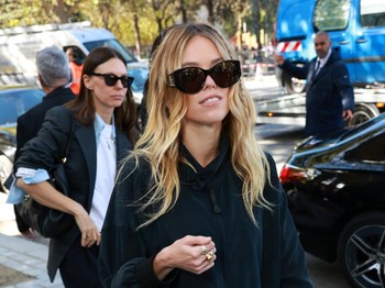 Milly Alcock turut mengenakan outfit kasual, Beauties. Namun kali ini, ia membuat tas Balenciaga City sebagai statement&nbsp;gaya dengan memadukannya bersama jaket dan jeans dalam rona gelap/ Foto: Courtesy of Balenciaga/Getty Images for Balenciaga/Arnold Jerocki