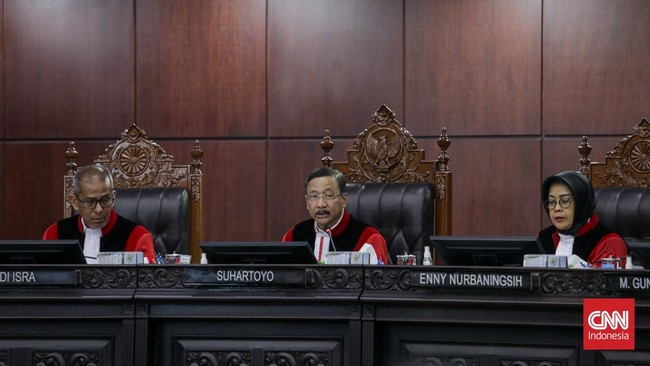 Mahkamah Konstitusi (MK) menggelar sidang pembacaan putusan atas perkara terkait ijazah Wapres Gibran saat pencalonan di Pilpres 2024, Selasa (6/10) malam. Kuasa hukum penggugat, Refly Harun ikut hadir. CNN Indonesia/Febria Adha L