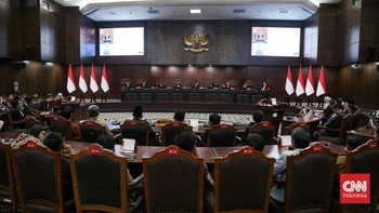 Mahkamah Konstitusi (MK) menggelar sidang pembacaan putusan atas perkara terkait ijazah Wapres Gibran saat pencalonan di Pilpres 2024, Selasa (6/10) malam. Kuasa hukum penggugat, Refly Harun ikut hadir. CNN Indonesia/Febria Adha L