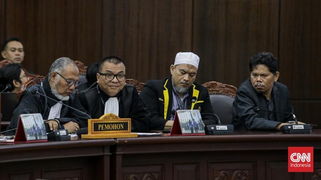 Kuasa Hukum Pemohon Bambang Widjojanto dan Pemohon Denny Indrayana mengikuti sidang putusan perkara Perselisihan Hasil Pemilihan Umum (PHPU) Presiden dan Wakil Presiden Tahun 2024 terkait keabsahan syarat pendidikan Wakil Presiden Gibran Rakabuming R