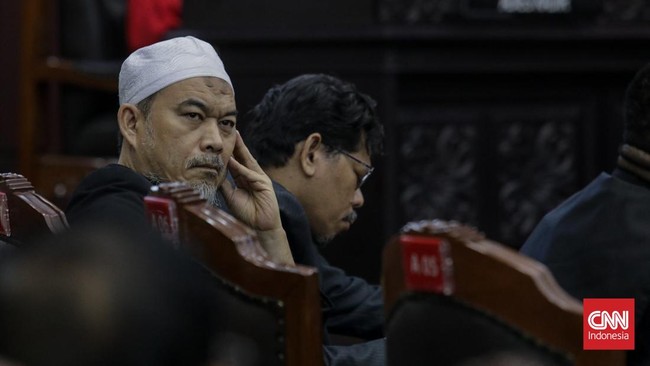 Ketua Umum Partai Ummat, Ansufri Idrus Sambo mengikuti sidang putusan perkara Perselisihan Hasil Pemilihan Umum (PHPU) Presiden dan Wakil Presiden Tahun 2024 terkait keabsahan syarat pendidikan Wakil Presiden Gibran Rakabuming Raka di Gedung MK, Jaka