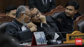 Kuasa Hukum Pemohon Bambang Widjojanto dan Pemohon Denny Indrayana mengikuti sidang putusan perkara Perselisihan Hasil Pemilihan Umum (PHPU) Presiden dan Wakil Presiden Tahun 2024 terkait keabsahan syarat pendidikan Wakil Presiden Gibran Rakabuming R