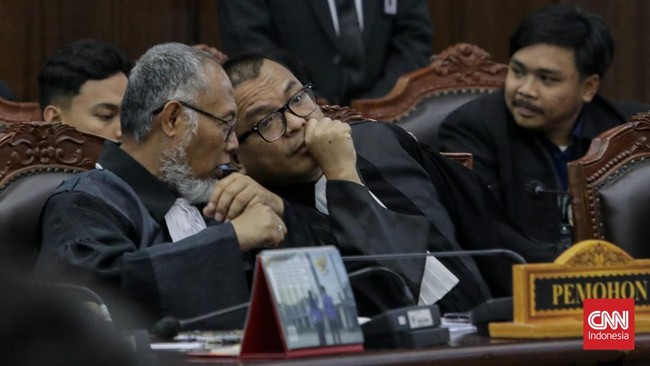 Kuasa Hukum Pemohon Bambang Widjojanto dan Pemohon Denny Indrayana mengikuti sidang putusan perkara Perselisihan Hasil Pemilihan Umum (PHPU) Presiden dan Wakil Presiden Tahun 2024 terkait keabsahan syarat pendidikan Wakil Presiden Gibran Rakabuming R